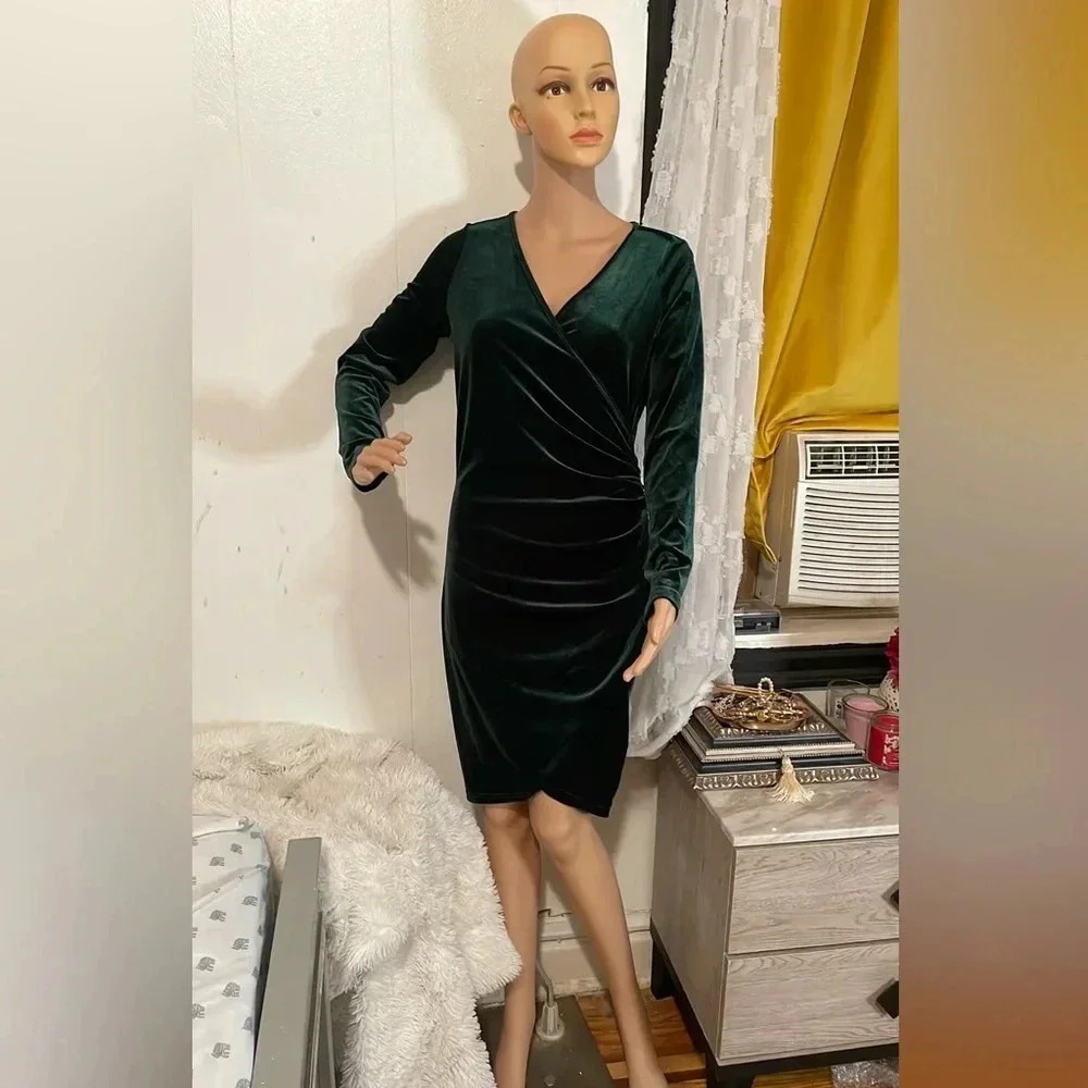 Guberry Elegant Green Velvet Wrap Dress